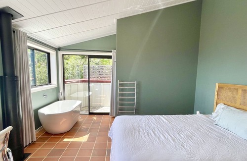 Piha Casa | Panoramic Views. Modern Batch. Walk to the beach.