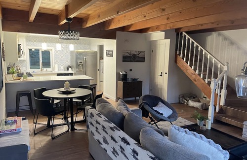 Wrightwood Cabina | Scandinavian Style Cabin: Near Downtown Wrightwood & Mountain High Ski Resort