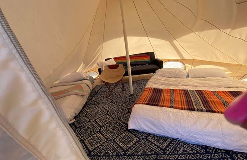 Alpine Alquiler De RV | Stunning glamp tent with wifi, bathrooms, showers, 20 acres under cover!