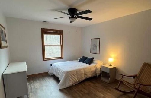 Mountain Base Cabina | 10 Min to Snowshoe! Large renovated Cabin with 4 bedrooms, 2 baths & large deck