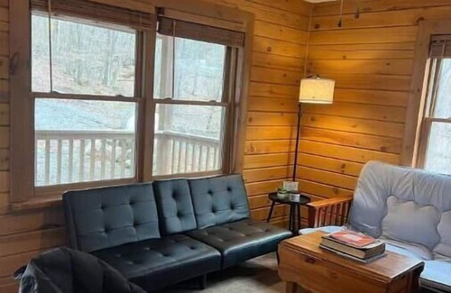 Mountain Base Cabina | 10 Min to Snowshoe! Large renovated Cabin with 4 bedrooms, 2 baths & large deck