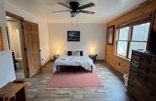 Mountain Base Cabina | 10 Min to Snowshoe! Large renovated Cabin with 4 bedrooms, 2 baths & large deck