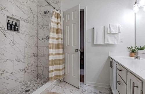 Ellendale Casa | The Queen Bee Suite: Work & Relax Retreat (C)