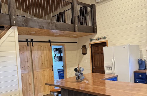 Jamestown Cabina | Cozy 2-bedroom cabin with WiFi, AC in welcoming Jamestown