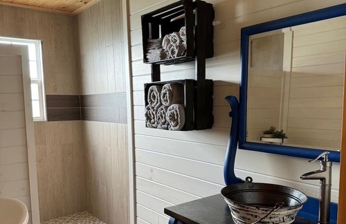 Jamestown Cabina | Cozy 2-bedroom cabin with WiFi, AC in welcoming Jamestown