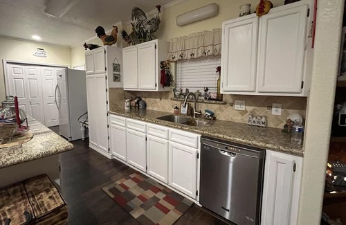 Galveston Casa | Marvelous 5-bedroom house in Bolivar Peninsula with WiFi, AC and fenced yard