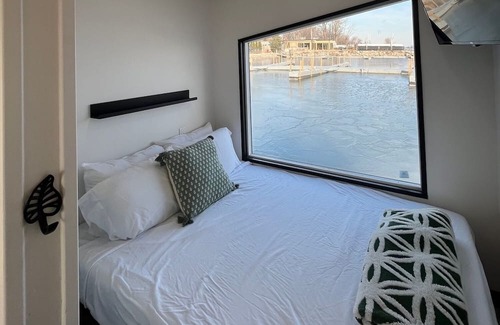 Sandusky Alquiler De Eote | Lux Houseboat #2 at SoLSTAY