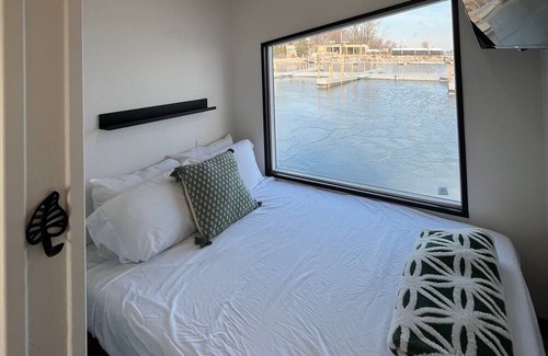 Sandusky Alquiler De Eote | Lux Houseboat #3 at SoLSTAY