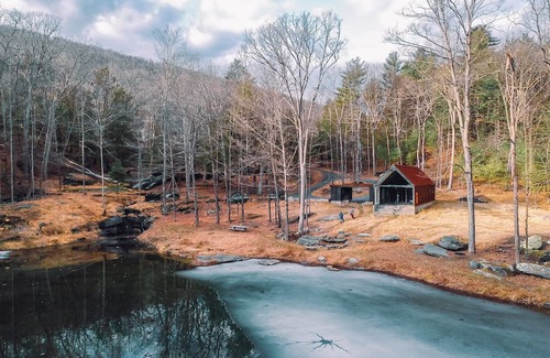 Thompson Ridge Cabina | The Pond House - An award winning, modern cabin within the Catskills forest.