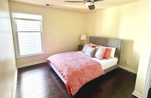 Cherry Condominio | Elegant & Cozy 2BR Retreat in Historic Meyers Park. Swimming Pool and Terrace!