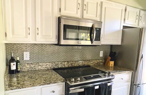 Cherry Condominio | Elegant & Cozy 2BR Retreat in Historic Meyers Park. Swimming Pool and Terrace!