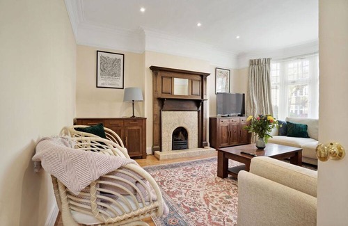 Finchley Casa | 5 bedroom house with 3 parking spaces and large private garden