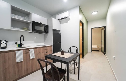 Santurce Apartamento | Patio Elba Standard 1 BDR Queen Bed (no windows)