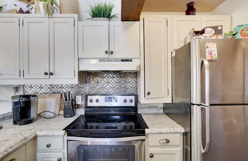 East Stroudsburg Casa | Tranquil Pocono Retreat with Pool & Lake Access | 3BR/2BA Sleeps 6