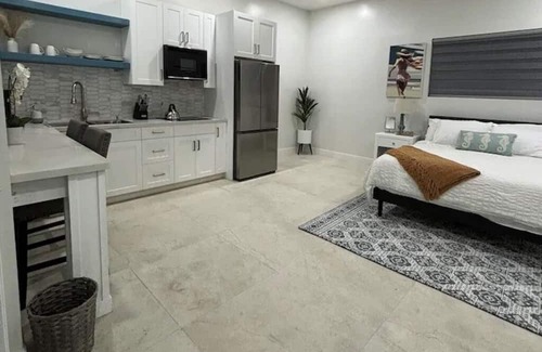 Downtown Nassau Cabaña | Tranquil secluded studio w/ Pool and WiFi, AC in charming Nassau