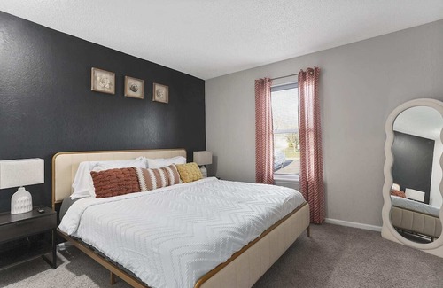 Overland Park Casa | Comfy 2-Story Duplex | Perfect for Large Groups