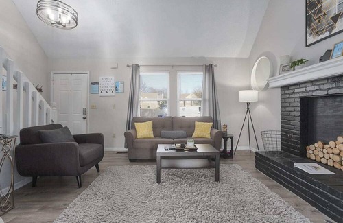 Overland Park Casa | Comfy 2-Story Duplex | Perfect for Large Groups