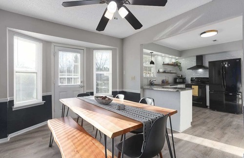 Overland Park Casa | Comfy 2-Story Duplex | Perfect for Large Groups