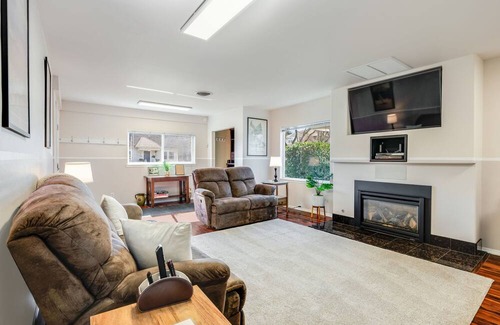 Phinney Ridge Casa | Remodeled 3BR Green Lake Gem with Fenced Yard