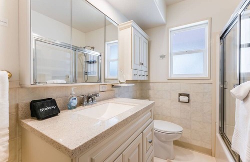 Phinney Ridge Casa | Remodeled 3BR Green Lake Gem with Fenced Yard