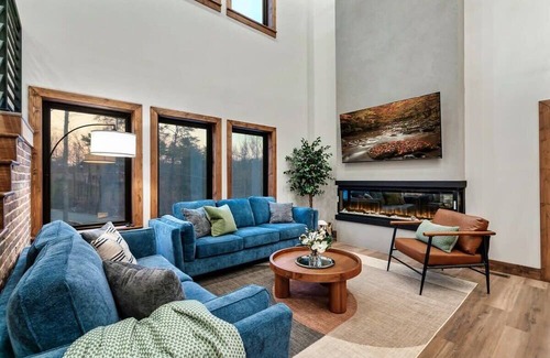 Sevierville Cabina | Brand New w/ luxury indoor pool and hot tub