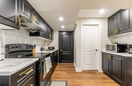 Central Erin Mills Casa | Spacious Basement in Mississauga