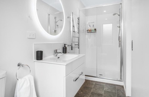 Hamilton Casa | Modern Retreat with King Bed - By KOSH BNB