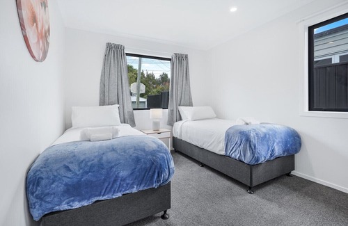 Hamilton Casa | Modern Retreat with King Bed - By KOSH BNB