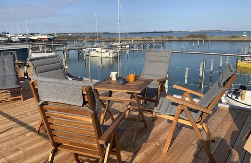 Kragenæs Alquiler De Eote | Hausboot Moby Chic für 5 Pers. mit Großer Dachterrasse in Kragenæs auf Lolland