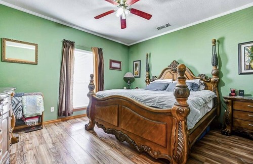 Galveston Casa | Spacious 5 bedroom house minutes from the beach/walking distance to the bay.