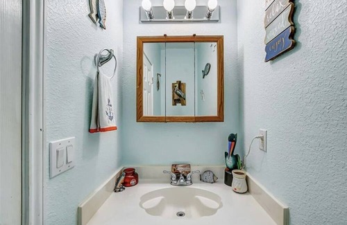 Galveston Casa | Spacious 5 bedroom house minutes from the beach/walking distance to the bay.