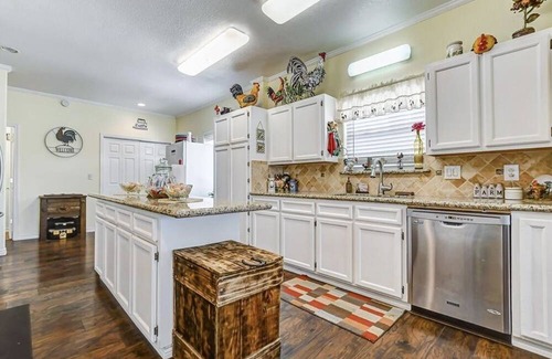 Galveston Casa | Spacious 5 bedroom house minutes from the beach/walking distance to the bay.
