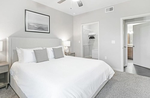 Brooks City Base Apartamento | Landing at The Anderson at Brooks - 1 Bedroom in Stinson Airport Vicinity