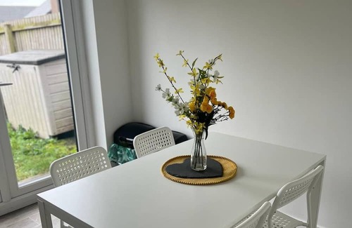 Pontprennau Casa | Village House in St Mellons - Close to A48 and M4 Motorway