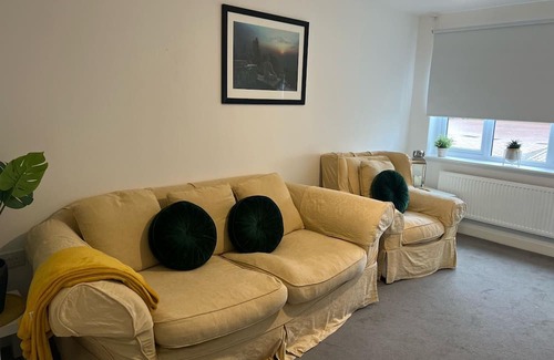 Pontprennau Casa | Village House in St Mellons - Close to A48 and M4 Motorway