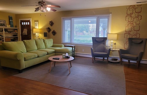 Algonquin Casa | House in quiet neighborhood, on the water, with large backyard