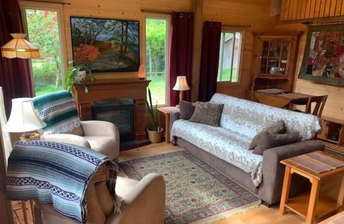 Brew Bay Cabina | Ravenwood Cottage: Romantic Country Cabin