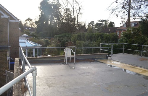 Weybridge Casa | Weybridge shared house in very upmarket area where celebs live.