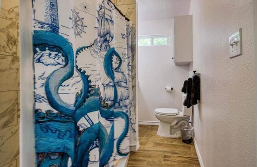 Aransas Pass Cabina | Escape to our TINY & cozy 2 bedroom cabin in Aransas Pass, perfect for families of up to 6
