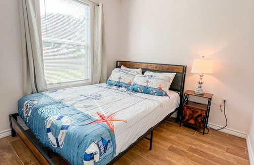 Aransas Pass Cabina | Escape to our TINY & cozy 2 bedroom cabin in Aransas Pass, perfect for families of up to 6