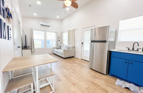 Aransas Pass Cabina | Escape to our TINY & cozy 2 bedroom cabin in Aransas Pass, perfect for families of up to 6