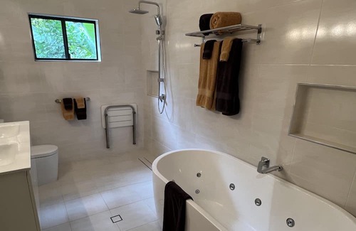 Malanda Cabina | Figtree Getaway - Fireplace cabin 3 bedroom fully self contained with spa