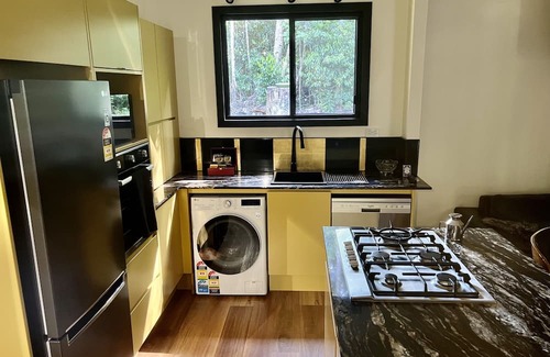 Malanda Cabina | Figtree Getaway - Fireplace cabin 3 bedroom fully self contained with spa
