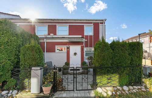 Vallentuna Casa | Radhus i Vallentuna - Bastu, solig terrass, trevåningshus