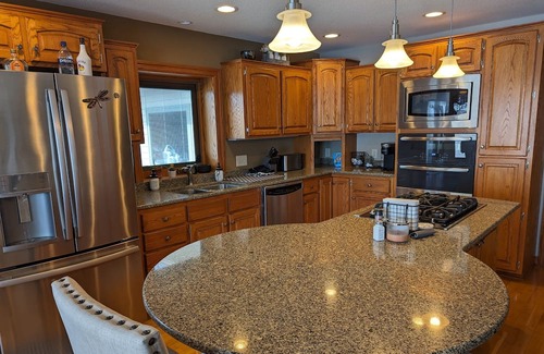 Darwin Casa | Spectacular Lake Manuella Family Retreat. Relaxing and serene lakeshore home!