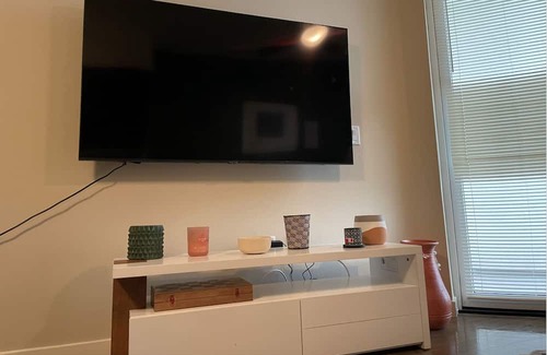 Miracle Mile Apartamento | Cozy and Stylish Unit