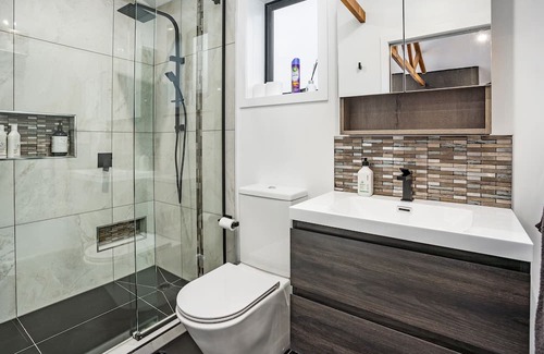 Hornby Casa | Studio Unit with Spa Bath!