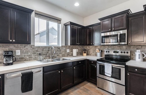 North Image Casa | Modern 3b/2b Retreat near Portland. Must-See!