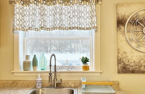 Ishpeming Apartamento | Superior Stay and Play. Bright and cheery full size apartment near trails