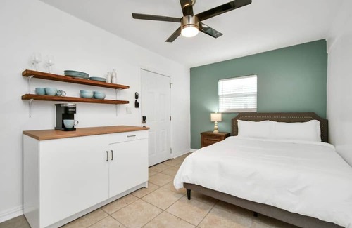 Windwood Apartamento | Cozy1-BR MiniStudio: QueenBd+Coffee+Amenities
